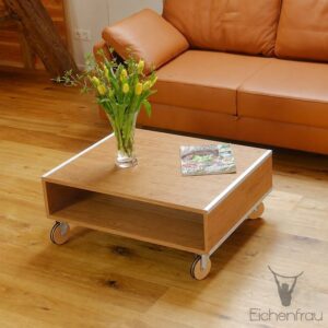 Eichenfrau-Couchtisch-form270-Massivholz-Eiche-mit-Lenkrollen-01