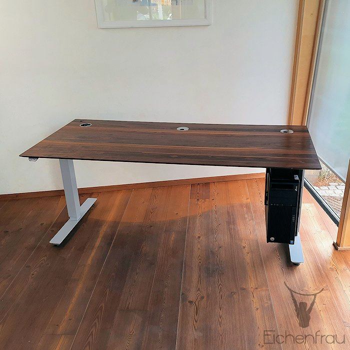 Eichenfrau Schreibtisch form114 Nussbaum 01