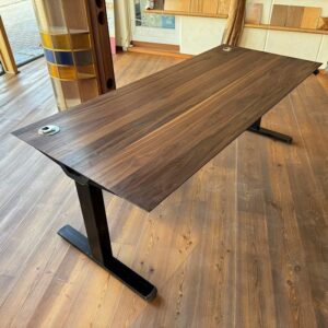 Schreibtisch h&ouml;henverstellbar 80 cm tief form115 Nussbaum Massivholz